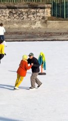 Un couple de patineurs sur la plus grande patinoire extérieure d’Europe ✨