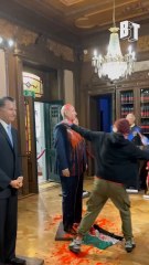 🇲🇽🇮🇱 Des militants à Mexico détruisent une statue de cire du Premier ministre israélien Benjamin Netanyahu.