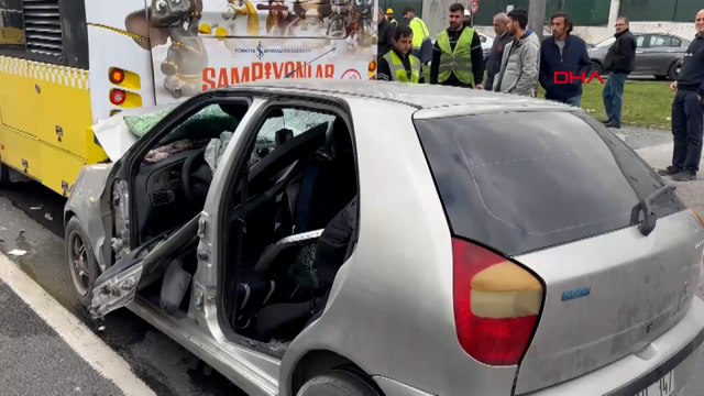 Fatih'te otomobil İETT otobüsüne çarptı