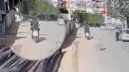 İnşaattan yola sarkan demir çubuklara başını çarpan motokurye yaralandı