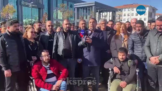 🔴Diyarbakır Özel Eğitim ve Rehabilitasyon Merkezleri Temsilcileri, yaşadıkları sorunlara ilişkin İl Milli Eğitim Müdürlüğü önünde oturma eylemi yaptı.