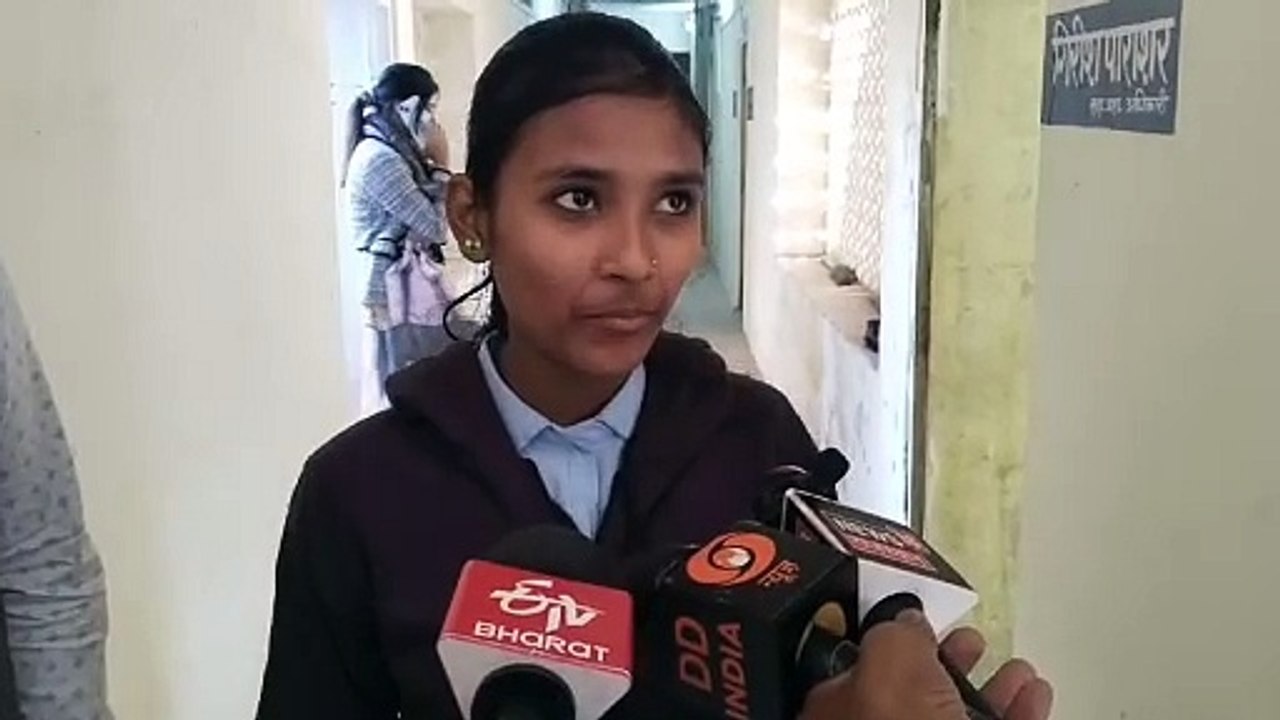 दौसा में जिले के 616 स्टूडेंट्स को मिलेंगे टेबलेट, पहले दिन 250 को किए वितरित, तीन दिनों तक होगा टेबलेट का वितरण, टेबलेट पाकर स्टूडेंट्स के खिले चेहरे