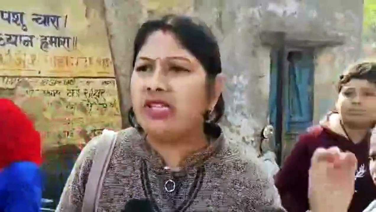 मंईया सम्मान योजना को लेकर उग्र हुई महिलाएं,मुख्यमंत्री हेमंत सोरेन का पोस्टर फाड़ किया सड़क जाम
