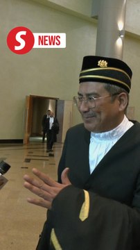 Ex-AG keeps mum on Najib's royal addendum order