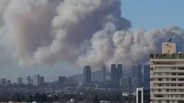 Smoke from Pacific Palisades wildfire billows across skyline