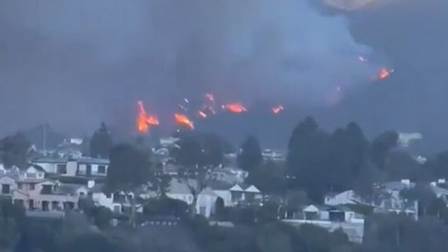Smoke from Pacific Palisades wildfire seen billowing across skyline