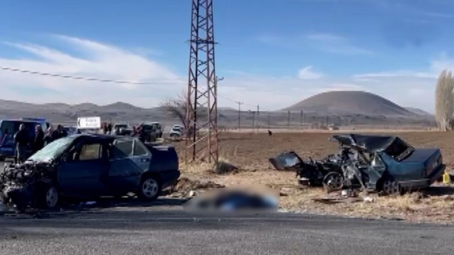 Katliam gibi kaza! İki otomobil kafa kafaya çarpıştı, ölü ve yaralılar var