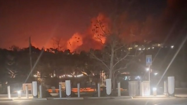 Apocalyptic fires spreading from Pacific Palisades towards Malibu