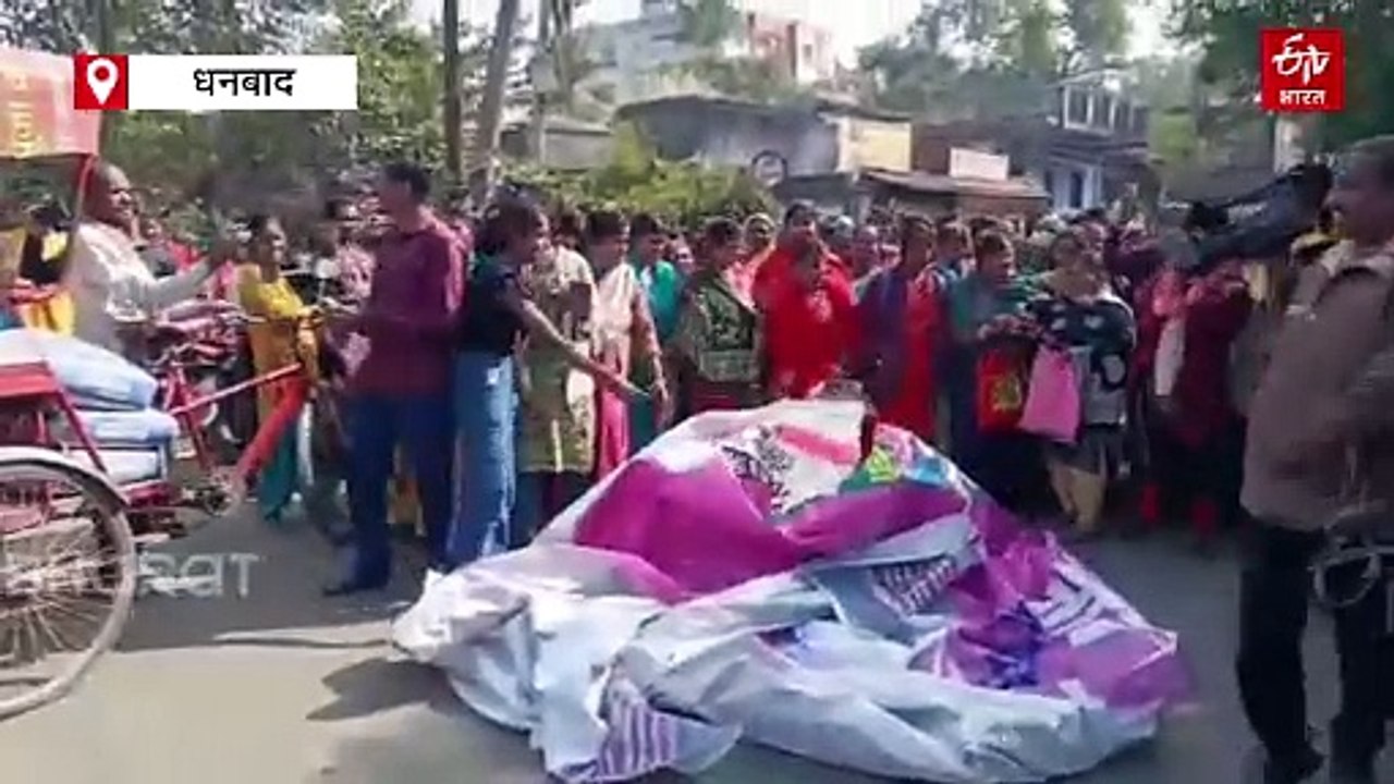 मंईयां सम्मान योजना को लेकर महिलाएं हुईं आग बबूला, पोस्टर में लगाई आग
