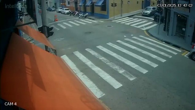 VÍDEO: Carro bate em ônibus no centro de Jundiaí após desrespeitar sinal vermelho