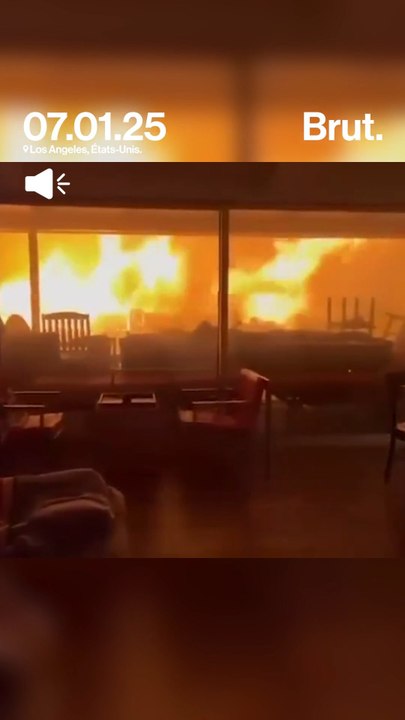 Depuis son salon, il filme les flammes qui encerclent sa maison.