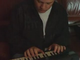 Il joue du Daft Punk avec un piano d'enfant