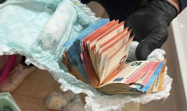 Nasconde 20mila euro nei pannolini della nipote e cocaina negli ovetti di cioccolata: arrestato (08.01.25)