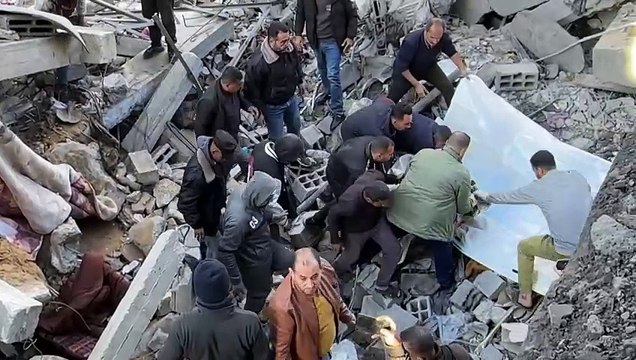 فلسطينيون يبحثون عن ضحايا تحت الركام بعد قصف على البريج