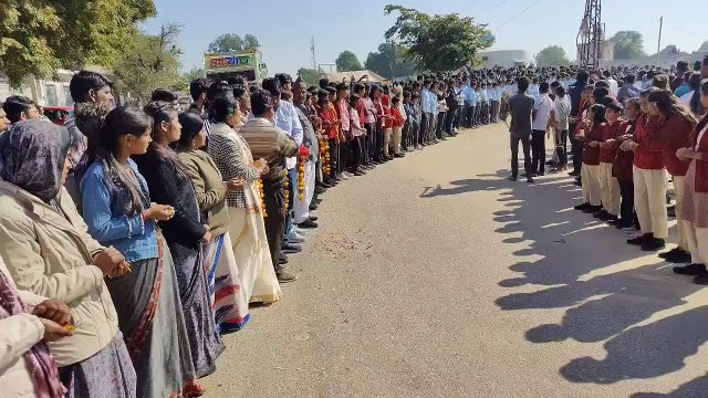 शहीद पिन्टू का पार्थिव शव पैतृक गांव पहुंचा अंतिम संस्कार में उमड़ा जन सैलाब पिन्टू के छोटे भाई विकाश ने मुखाग्नि दी है