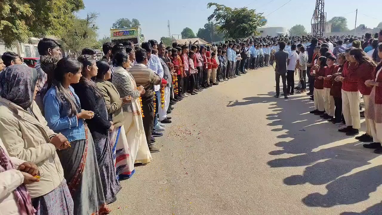 शहीद  पिन्टू का पार्थिव शव पैतृक गांव पहुंचा     अंतिम संस्कार में उमड़ा जन सैलाब  पिन्टू के छोटे भाई विकाश ने   मुखाग्नि दी है