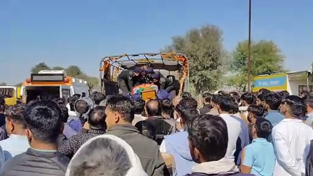 शहीद पिन्टू का पार्थिव शव पैतृक गांव पहुंचा अंतिम संस्कार में उमड़ा जन सैलाब पिन्टू के छोटे भाई विकाश ने मुखाग्नि दी है