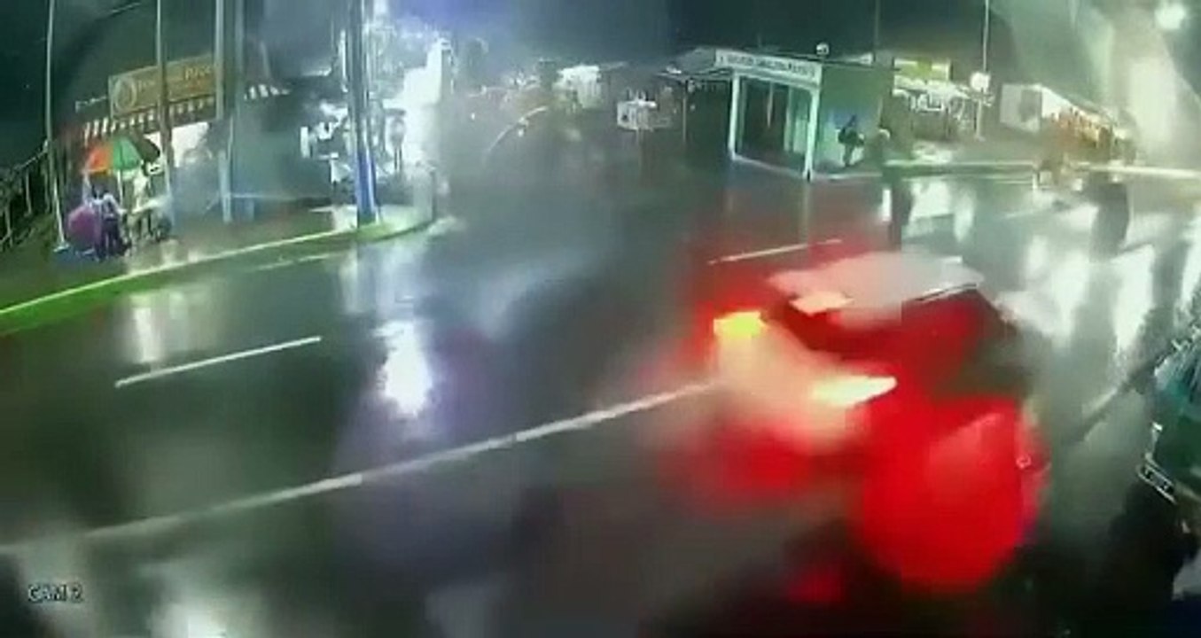 Imágenes Fuertes: Dos mujeres son atropelladas dos veces al intentar cruzar avenida