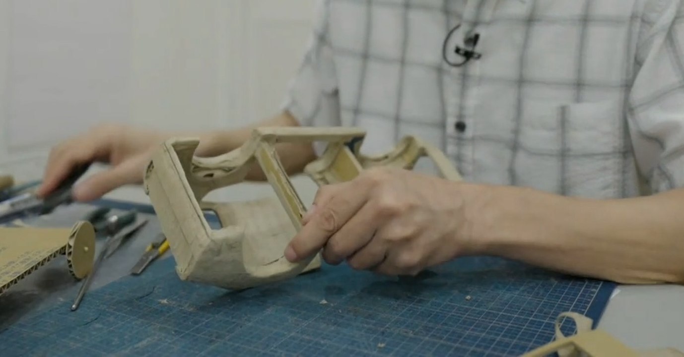 يوتاكا ياماغوتشي فنان ياباني يبهر العالم بتصاميم من الورق المقوى في مقاطعة كاناغاوا- اليابان