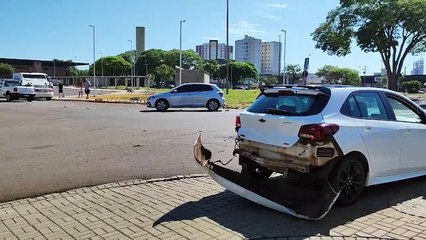 Onix e BMW 320i colidem fortemente no bairro Alto Alegre