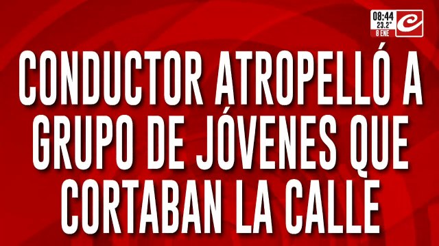 Atropelló a grupo de jóvenes que cortaban la calle y le destrozaron el vehículo