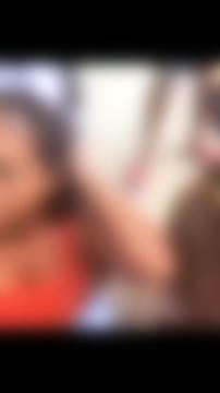 Mulheres têm cabelos raspados à força por traficantes