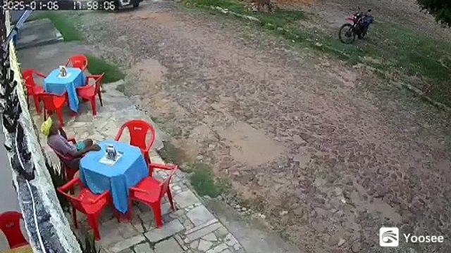 Carro de autoescola invade calçada de lanchonete e quase atropela cliente no Crato