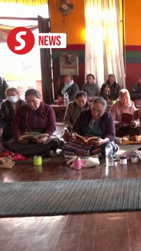 Tibetans in Nepal offer prayers for those killed in deadly quake
