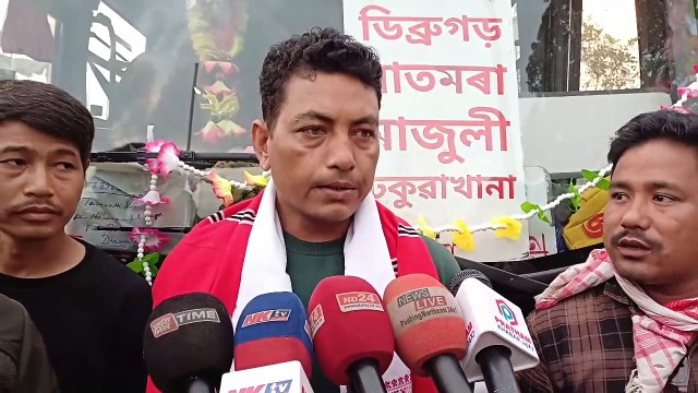 স্বাধীনতা ৭৬ বছৰৰ পিছত প্ৰথমবাৰৰ মেচাকি টঙানি গাঁৱৰ মাজেদি মাজুলীৰ পৰা ডিব্ৰুগড়ৰ আৰু তিনিচুকীয়ালৈ আৰম্ভ হ'ল বাছৰ চলাচল, উফুল্লিত ৰাইজে ক বাচৰ। চালক- হেণ্ডিমেন, যাত্ৰীক মিচিং ঐৰকক আৰু অসমীয়া