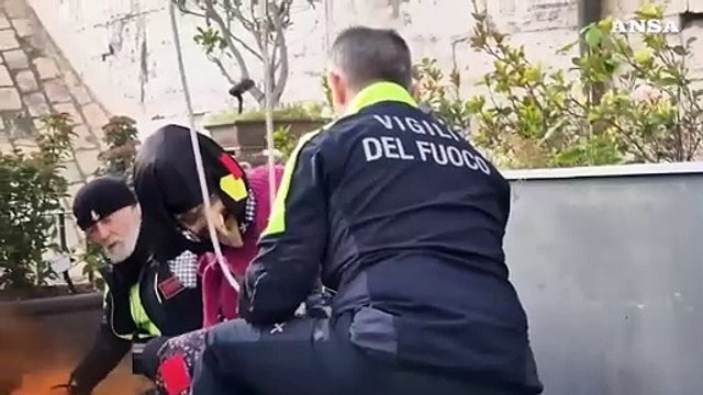 Roma, a Piazza Navona il tradizionale volo della Befana coi Vigili del Fuoco