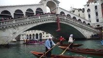 A Venezia le Befane arrivano in barca sul Canal Grande