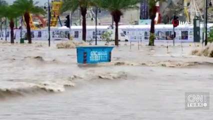 Mekke, Medine ve Cidde'de kırmızı alarm! Yollar göle döndü, araçlar suya kapıldı