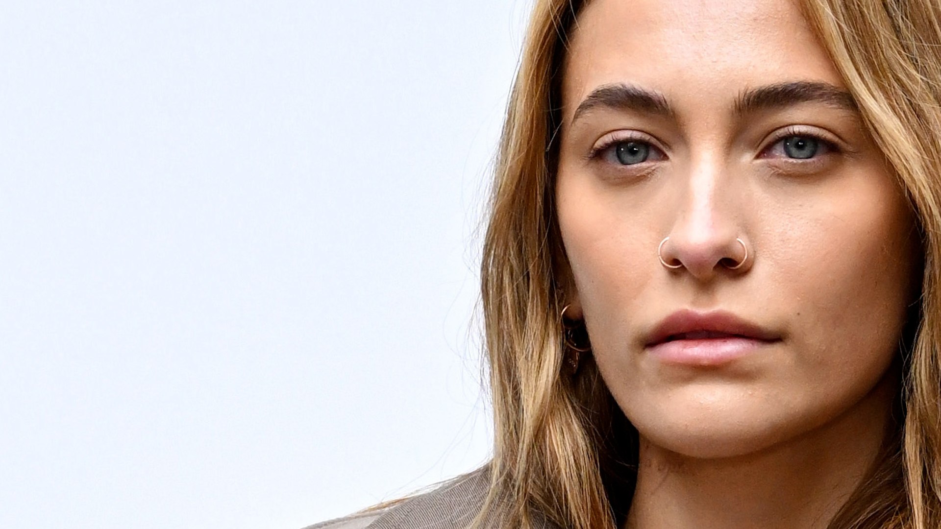 Sin embargo, Paris Jackson, hija del ic�nico Michale Jackson, vuelve a ser tendencia por un motivo totalmente diferente al de hace un mes. Si entonces la joven de 26 a�os acaparaba titulares internacionales al anunciar su compromiso con el m�sico Justin 'Blue' Long, su pareja desde hace tres a�os, la cantante sorprendi� a sus 5,4 millones de seguidores al confesar p�blicamente su lucha contra las adicciones. 
"Soy alcoh�lica y adicta a la hero�na", escribi� junto a un impactante v�deo en el que aparece fumando, bebiendo y llorando. En el mismo mensaje, Paris revela que este martes celebra un hito personal: cinco a�os de sobriedad. "Hoy se cumplen cinco a�os limpia y sobria de todas las drogas y el alcohol, y decir que 'estoy agradecida' ser�a un eufemismo pobre... Porque esa gratitud es m�s de lo que se ve en la superficie", expres�.
La artista, visiblemente emocionada, explic� c�mo la sobriedad ha transformado su vida. "Es porque estoy sobria que hoy puedo sonre�r. Es porque estoy sobria que puedo hacer m�sica y tengo la oportunidad de experimentar la alegr�a de amar a mis perros y gatos. La sobriedad me ha ayudado a sentir mi coraz�n roto en toda su gloria", afirm� en un testimonio que ha conmovido a miles de internautas.