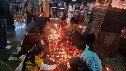 सिंधी समाज  के दीपदान से चौराहा रोशन