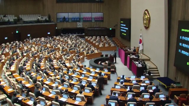 헌재소장 권한대행 임명 규정 법안, 국회 본회의 통과 / YTN