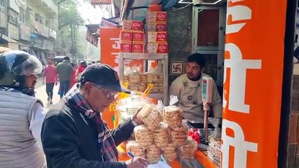 मकर संक्रांति को लेकर तिलकुट के प्रतिष्ठानों पर छापेमारी, नमूनों को किया गया संग्रहित