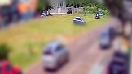 Câmera flagra acidente que deixou motociclista ferida no Parque Verde