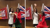 Elsa García, gimnasta mexicana, avienta la bandera de México luego de que su hermana recibiera la ciudadanía británica