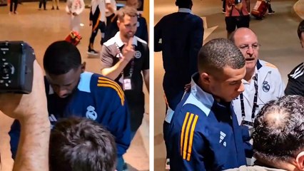 Real Madrid: Rudiger y Mbappé se detienen a firmar playeras de sus fans en Arabia.