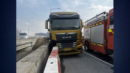 고속도로에서 화물차·사인카 추돌...2명 사상 / YTN