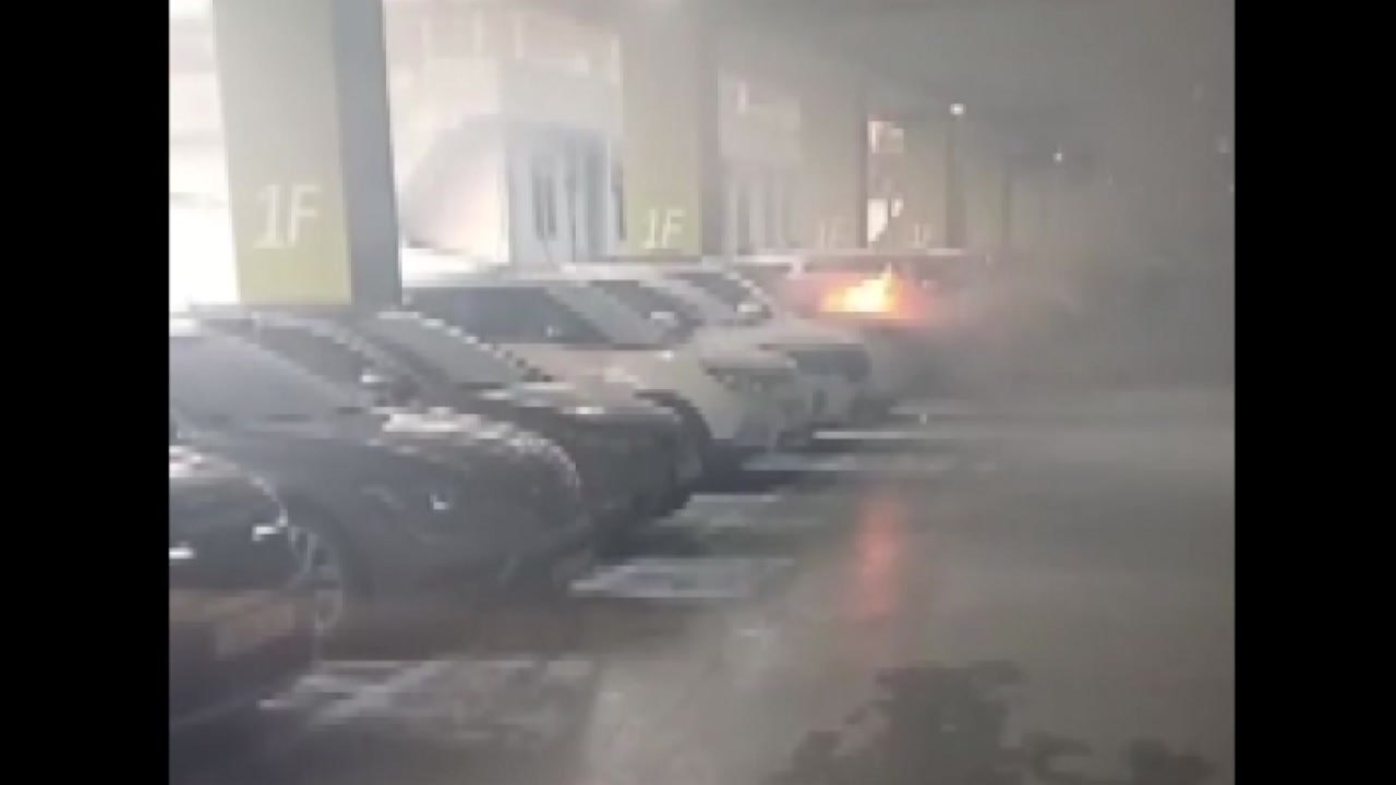 대전 대화동 상가건물 주차 차량서 불...다친 사람 없어 / YTN