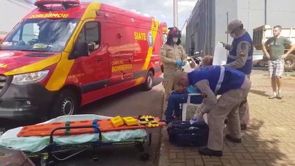 Mulher bate bike elétrica em Peugeot estacionado no bairro Coqueiral