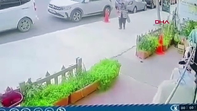 İş yerine giren otomobilin çarpmasından son anda kurtuldular; o anlar kamerada