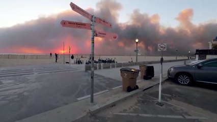 Feuer richtet in der Nähe von Los Angeles verheerende Schäden an