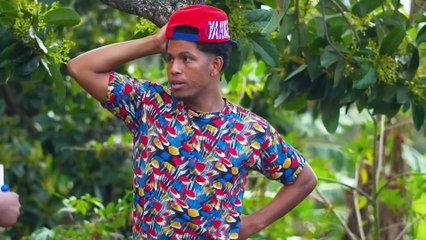 TENIA UNA TIENDA Y TODO LO QUE VENDIA ERA PARA AYUDAR Y DARSELO A LA GENTE HASTA QUE