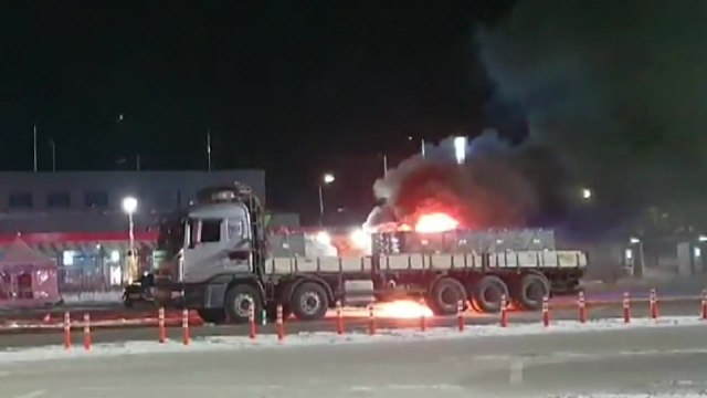 고속도로 달리던 화물차에서 불... 뒷바퀴서 연기 / YTN