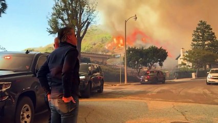 Al menos dos muertos por los incendios que azotan Los Ángeles