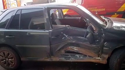 Batida entre dois veículos Gol é registrada na Rua Paraná