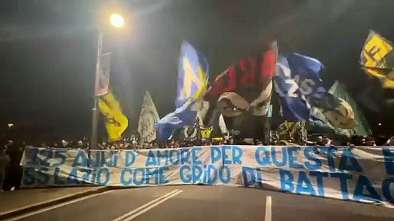 "125 anni d'amore per questa maglia": lo striscione a Piazza della Libertà