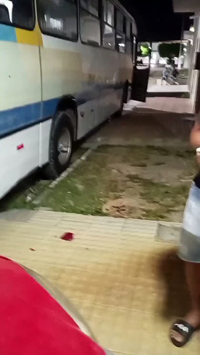 Proprietário de carro atingido por ônibus municipal que fazia transporte da equipe do Pombal alega impasse com os responsáveis para conserto do veículo